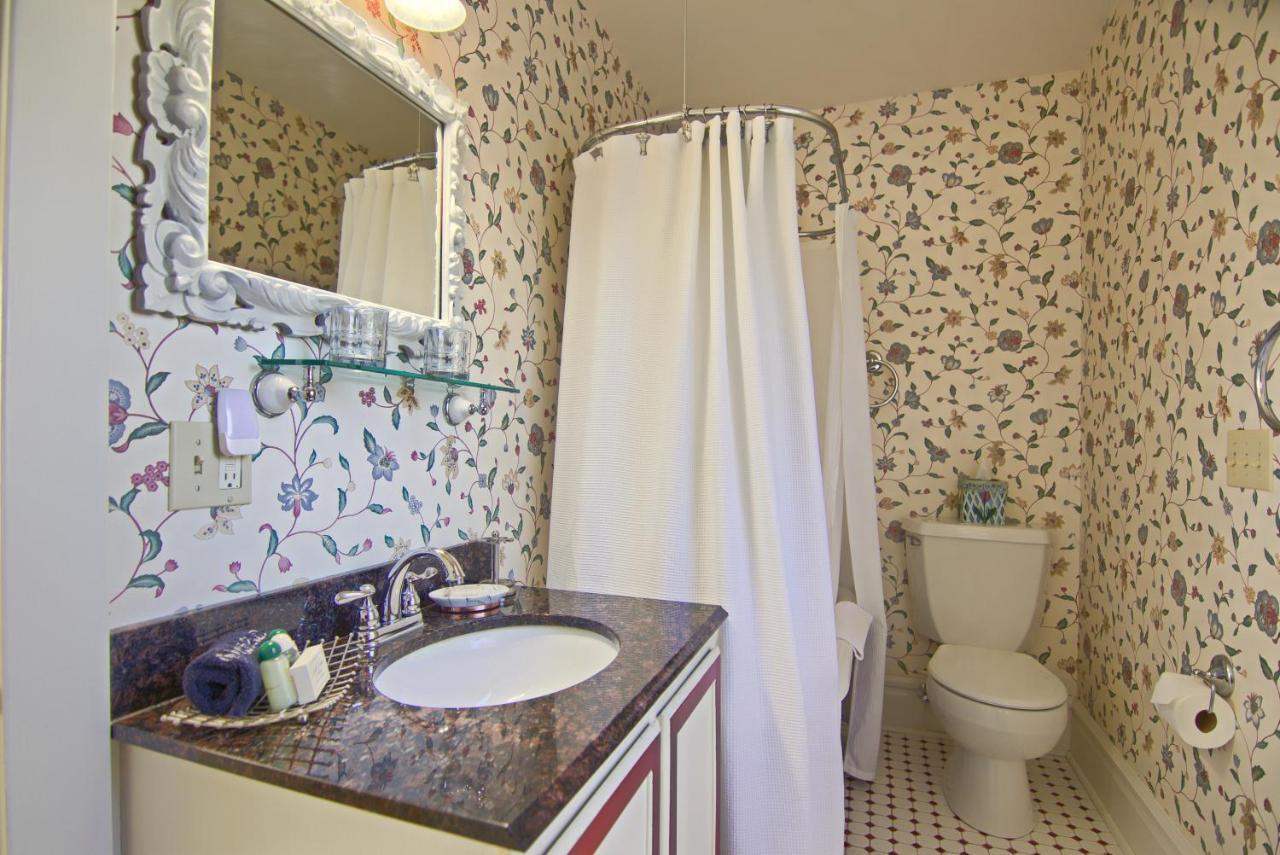 North On Oakland Bed & Breakfast 3*